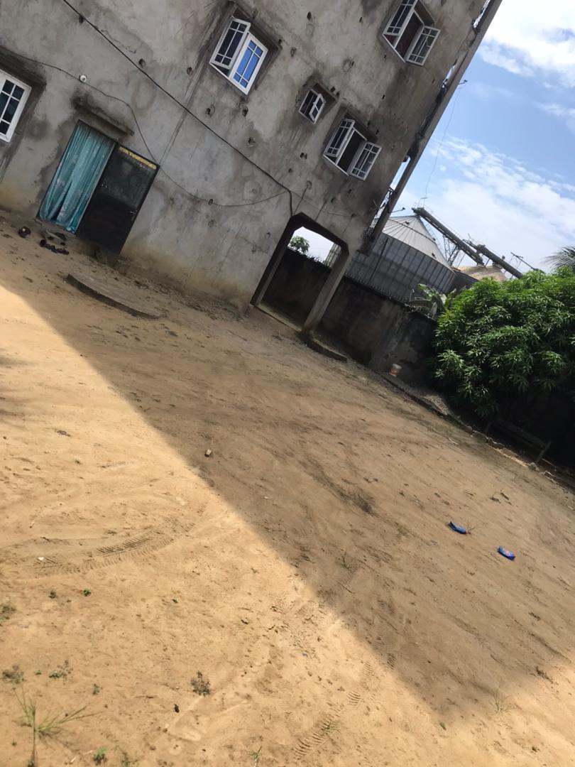 Grande cour dans la barrière 