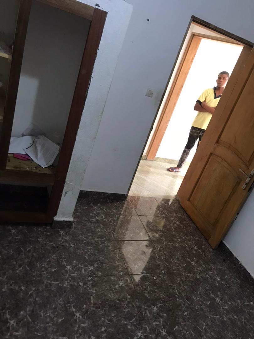 Grande chambre avec placard 